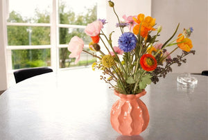 een plukboeket in multicolor met een zacht roze vaas met een hoogte van 60cm - WinQ