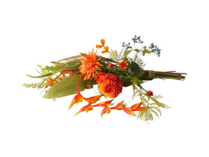 Plukboeket van kunstbloemen in een oranje kleurstelling met Gloriossa Cosmea, spingerbera en meer liggend gefotografeerd