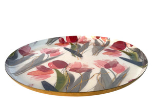 schaal metaal met rand in mat goud met diameter 40cm met een witte basis en een print van tulpen in rood en roze - WinQ