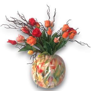 Boeket kunsttulpen in diverse soorten en maten in rood rood oranje en roze 20stuks gebonden met takken op een bijpassende metalen vaas met tulpenprint- WinQ