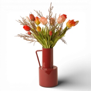 Kunstboeket tulpen en pioentulpen in zalm rood en oranje compleet met bremtakken op een metalen vaas met handvat in rood - WinQ