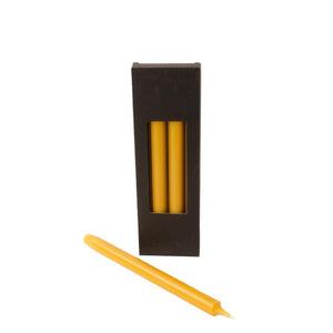 Dinerkaars  28x2,1cm Oker 4pcs in een zwarte doos en een losse liggende kaars