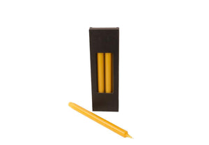 Dinerkaars  28x2,1cm Oker 4pcs in een zwarte doos en een losse liggende kaars