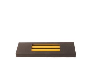 liggend doosje met dinerkaarsen in de kleur oker