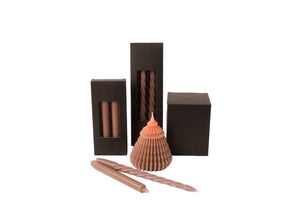 diverse modellen kaarsen in de kleur  stone waaronder dinerkaarsen en kerstboom kaars