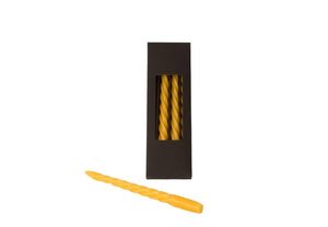 Twisted dinerkaars in een zwart doosje met 4 stuks  1 kandelaarkaars los in de kleur  oker