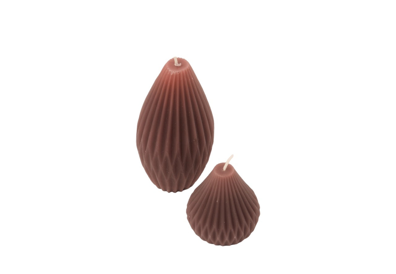 Produktfoto van kaars geo  in 2 maten 7x8cm en 14 cmin de kleur Plum