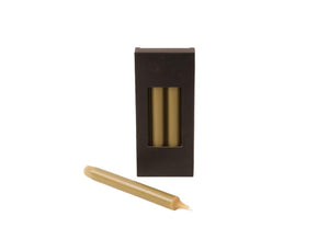 zwart doosje met dinerkaarsen en voor ligt een losse kaars in de kleur lindegroen