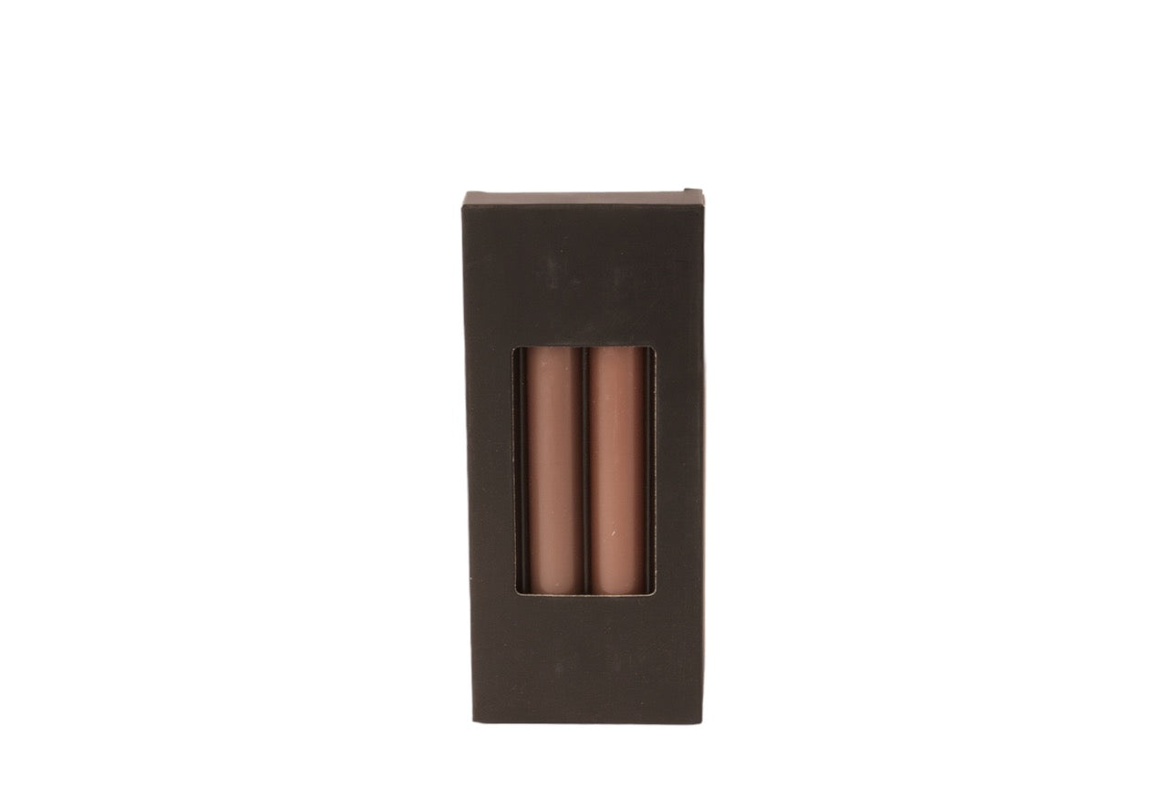 zwart doosje van 4 dinerkaarsen 2,1x20cm in de kleur nut