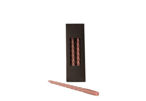 zwart geschenkdoosje met Twisted dinerkaarsen 2,1x28cm in mauve met losse kandelaar kaars