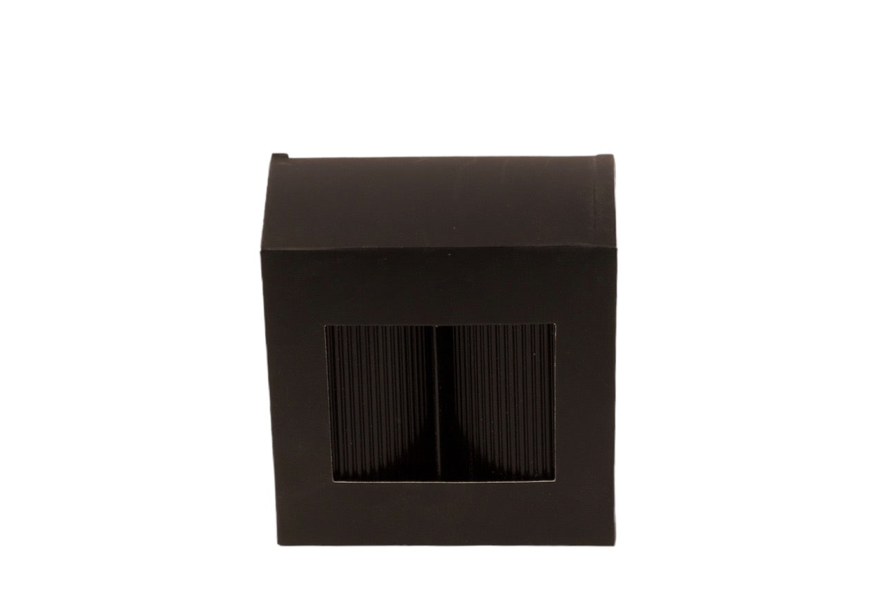 Stoepkaars met ribbel structuur 7x15cm zwart in een zwarte doos