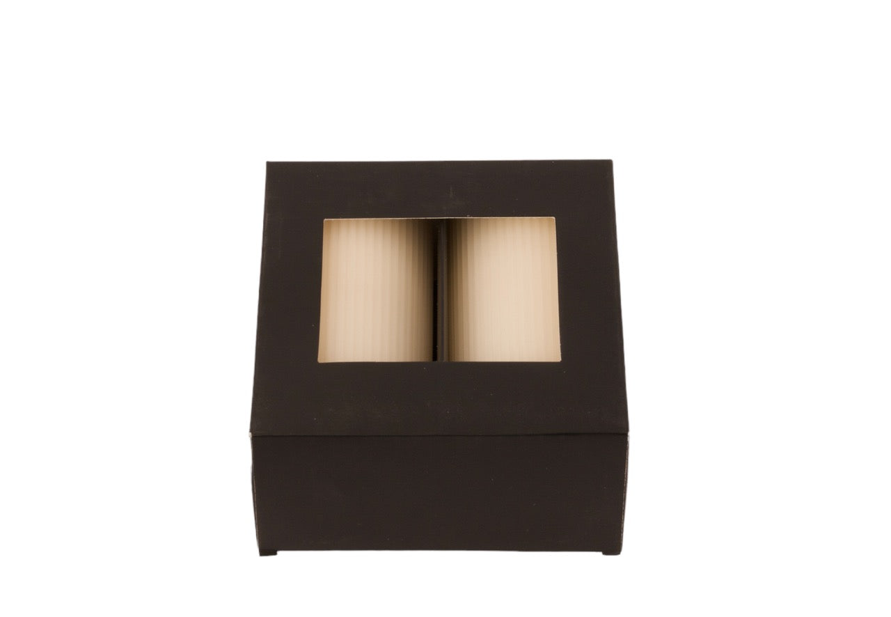 Pilaarkaars 7x25 cm met ribbel structuur in de kleur Off White in zwarte doos 2 stuks