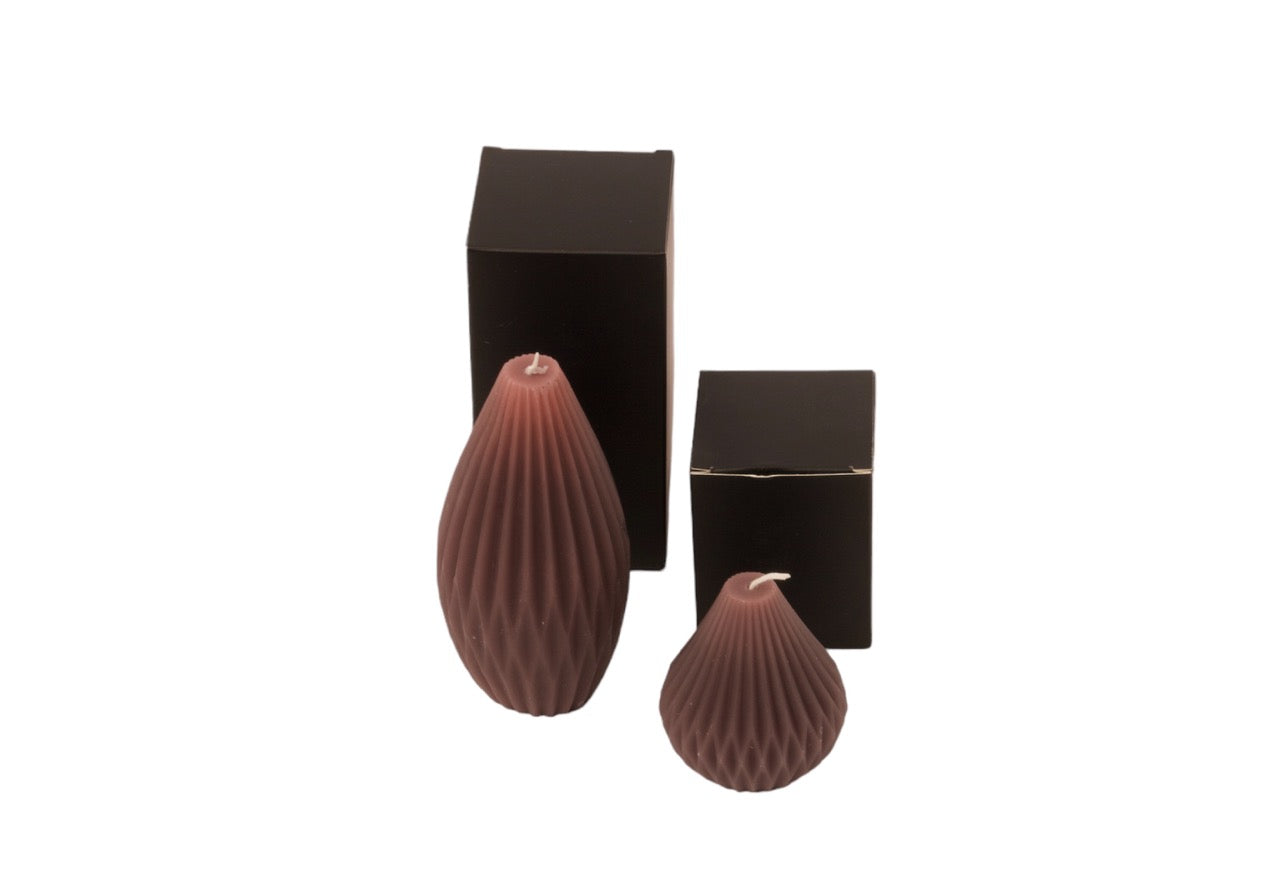 Produktfoto van kaars geo  in 2 maten 7x8cm en 14 cmin de kleur Plum met  bijbehorende zwarte kadeverpakking