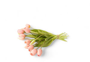 Roze kunsttulpen 15 stuks met groen blad liggend gefotografeerd - WinQ