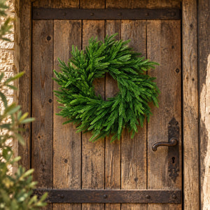 Groene krans met diameter 40cm op een rustige houten deur - WinQ