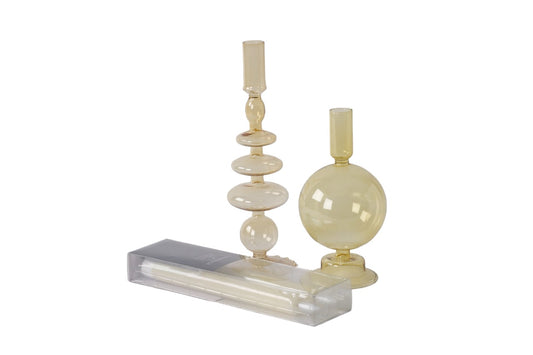 Set van 2 stuks okerkleurige glaskandelaren met 2 ivoorkleurige led kaarsen met bewegende vlam en afstandsbediening in een pakje