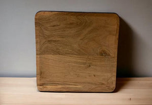 Schaal Naturel Acacia 25x25x2cm rechtop staand op een tafel
