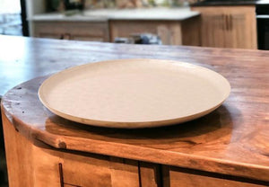 Decoratieschaal van goud met gravering in de binnenzijde in de kleur wit