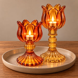 2 glaskandelaren op fout in amber en geel op een schaal op tafel - WinQ
