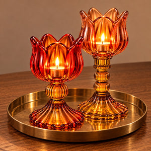 2 glaskandelaren op fout in oranje en amber op een schaal op tafel - WinQ