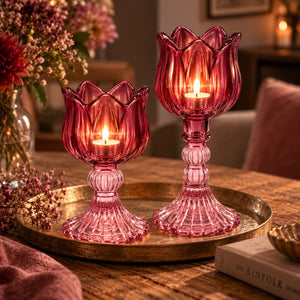 sfeerfoto Set van 2 glaskandelaren op voet 14 en 21,5cm hoog in rood en pink op schaal op tafel- WInq