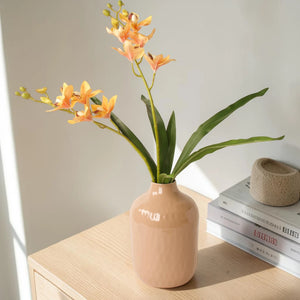 Sfeerfoto Metalen vaas zinnia met een geribbeld oppervlak in de kleur beige en hoogte van 38cm met kunsttakken - WinQ