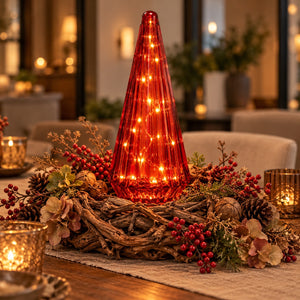 Gezellig aangeklede tafel in kerstsfeer met krans en een rode glazen kerstboom rood met verlichting - WinQ