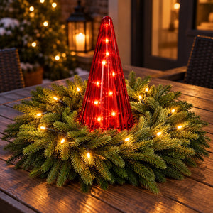 groene kerstkrans met verlichting op een tafel met een rode glazen kerstboom met verlichting - WinQ