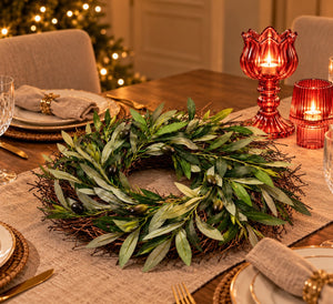 WinQ olijfkrans met olijftakken en olijven als decoratie op een sfeervolle gedekte tafel