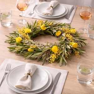 Gedekte tafel met een gele kunstkrans van eucalyptus en gele bloemen en mimosa - WinQ