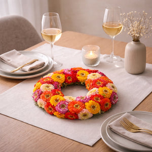 Romantisch dineren aan gedekte met bloemenkrans van kunst zinnia in multicolor - WinQ