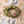 Kunstbloemen krans met roze bloemen en vlinders als tafeldecoratie op gedekte tafel - WinQ