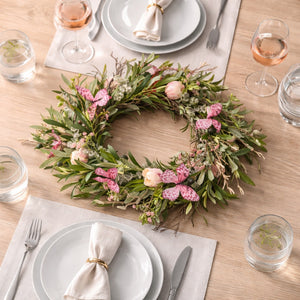Kunstbloemen krans met roze bloemen en vlinders als tafeldecoratie op gedekte tafel - WinQ