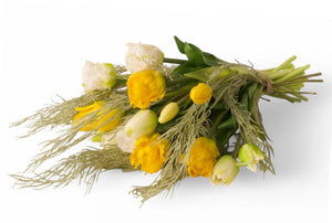 Kunsttulpen als boeket gebonden met gele  en witte parkiettulpen en tulpen liggend gefotografeerd - WinQ