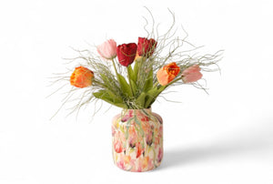 multicolor zijden tulpen in een gebloemde vaas-Win