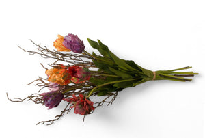 detail van een Gebonden liggend boeket met papagaaitulpen in rood, oranje, lila en paars gebonden met verschillende twijgen   - WinQ