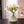kunsttulpen in mauve roze en wit op een glasvaas op een donker houten tafel - WinQ