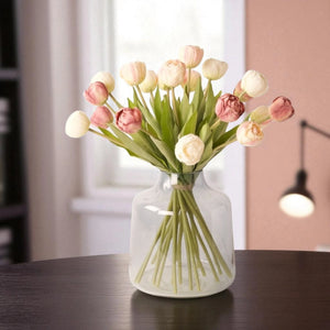 kunsttulpen in mauve roze en wit op een glasvaas op een donker houten tafel - WinQ