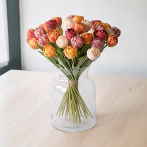 Boeket kunstbloemen tulpen in 5 kleuren totaal 35 stuks in 5 voorjaarskleuren op een vaas op een tafel voor een raam - WinQ