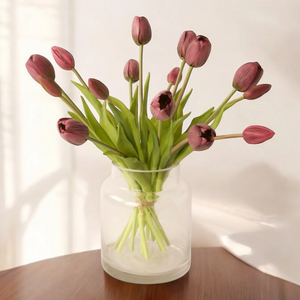 glasvaas met 15 kunsttulpen in mauve op een houten tafel- WinQ