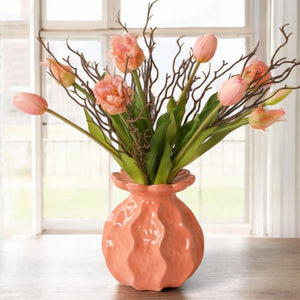 Boeket met tulpen en parkiettulpen gebonden in een kunstboeket op een roze keramieken vaas op een houten tafel voor het raam - WinQ