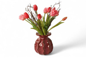 boeket van tulpen en parkiettulpen in rood en fuchsia met hoogte van 40cm gebonden met berkentakken in een rode keramieken vaas - WinQ