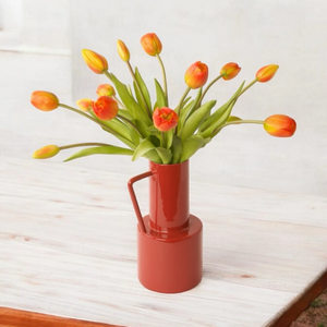 15 oranje tulpen in verschillende groottes met groen blad op een Roo kleurige metaalvaas met handvat - WinQ