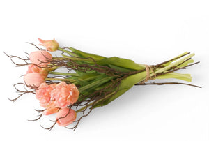 detail van Boeket met tulpen en parkiettulpen gebonden met berkentakken in een kunstboeket op een roze keramieken vaas - WinQ