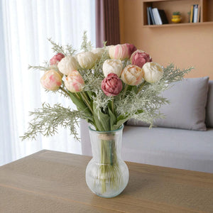 Tulpen in roze, wit en mauve in een hoge glasvaas op een houten tafel voor het raam - WinQ