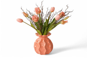 Boeket met tulpen en parkiettulpen gebonden in een kunstboeket op een roze keramieken vaas - WinQ