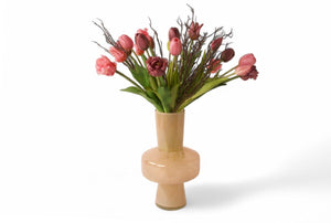 boeket van tulpen en parkiettulpen in de kleuren mauve en Fuchsia gebonden met twijgen in een beige kleurige glasvaasv- WinQ