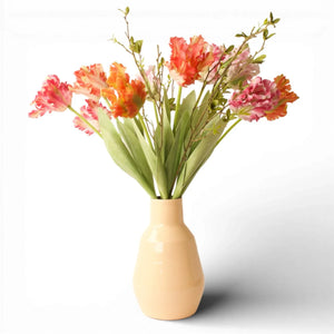 Kunst tulpenboeket in een perzikkleurige vaas, een leuk woondecoratiecadeau van WinQ.