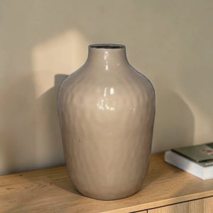 Vaas Koro in de kleur beige met mooie structuur op een hotel dressoir - WinQ