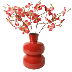 Rode vaas met kunstbloemen in roze tinten, moderne interieurdecoratie
